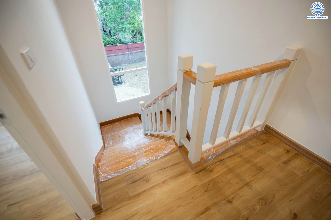 บ้านมือสองตกแต่งใหม่ โครงการ คาซ่าแกรนด์ รัตนาธิเบศร์-ราชพฤกษ์ หลังมุม บ้านเดี่ยวจากแบรนด์ Q.House เนื้อที่ 87.5 ตร.ว. ฟังก์ชัน 3 ห้องนอน 3 ห้องน้ำ จอดรถได้ถึง 4 คัน พร้อม Facilities ครบครัน บนทำเลเดินทางสะดวก ติดถนนราชพฤกษ์ ใกล้เซ็นทรัลเวสต์เกต และรถไฟฟ้าสายสีม่วง "สถานีบางรักใหญ่"